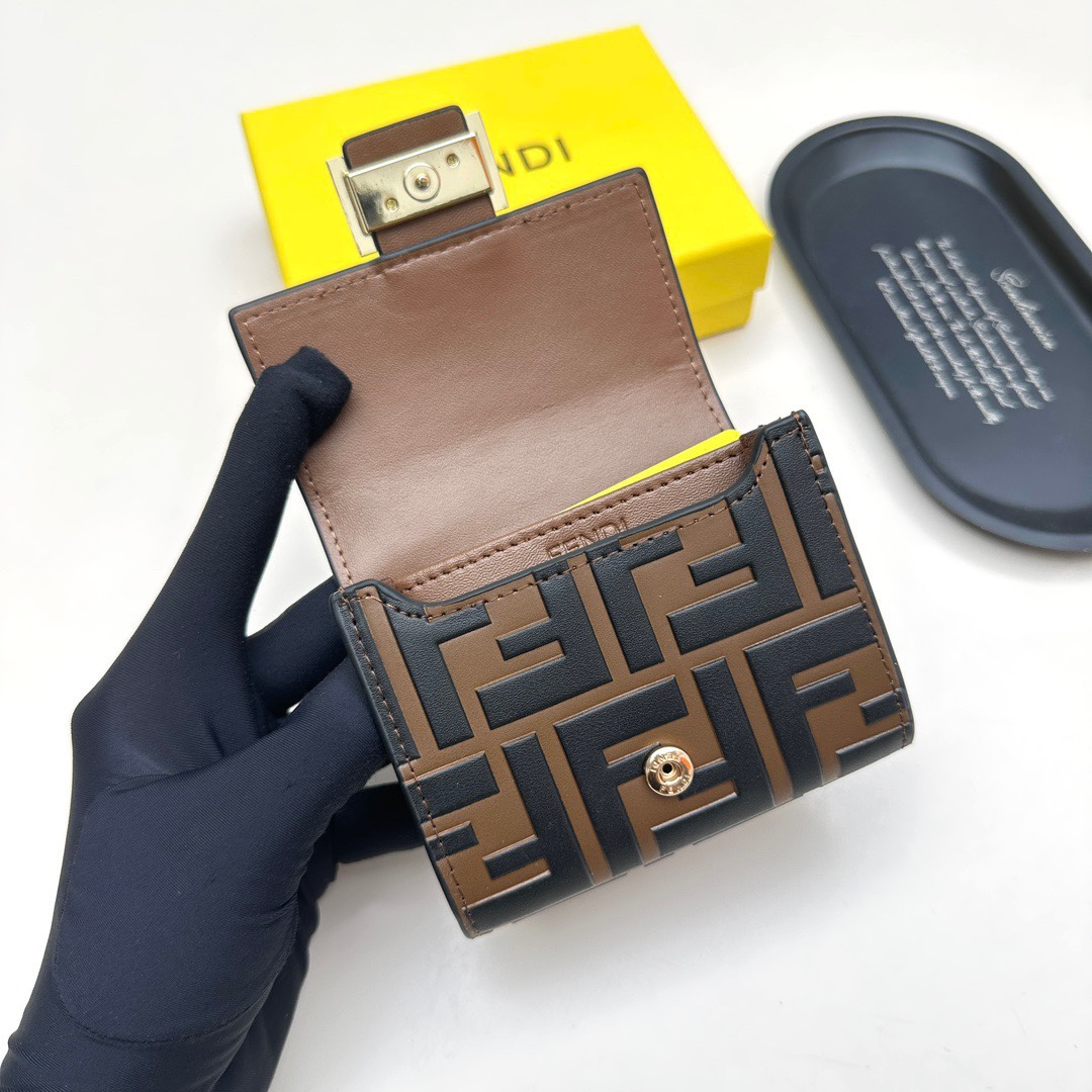 フェンディ FENDI レディース 三つ折り財布 マイクロ ミニ財布 レザー カラー4色