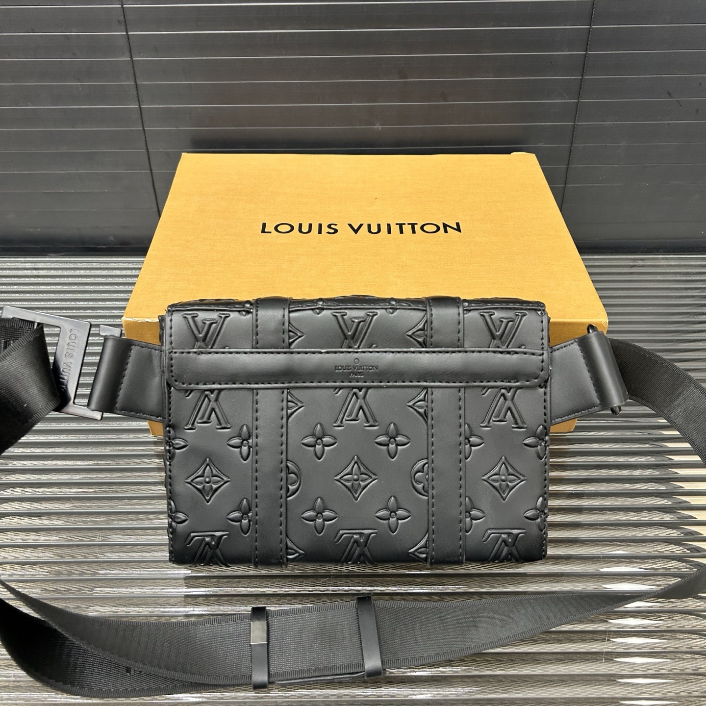ルイヴィトン Louis Vuitton M57952 トランク スリングバッグ モノグラムシール レザー エンボス ブラック クロスボディ ショルダー ベルトバッグ 斜め掛け メンズ
