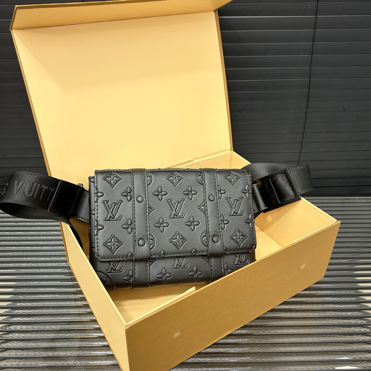 ルイヴィトン Louis Vuitton M57952 トランク スリングバッグ モノグラムシール レザー エンボス ブラック クロスボディ ショルダー ベルトバッグ 斜め掛け メンズ