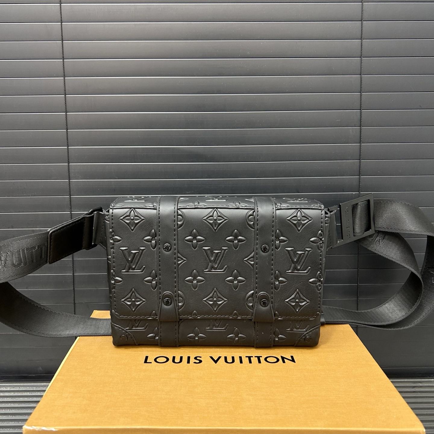 ルイヴィトン Louis Vuitton M57952 トランク スリングバッグ モノグラムシール レザー エンボス ブラック クロスボディ ショルダー ベルトバッグ 斜め掛け メンズ