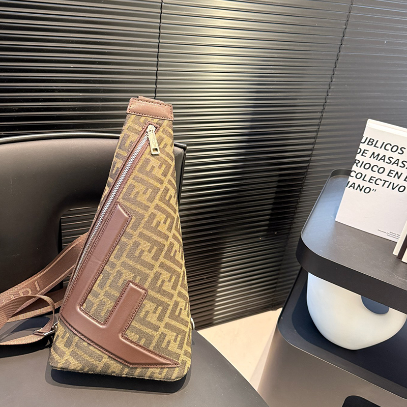フェンディ FENDI チェストバッグ ボディバッグ メンズ