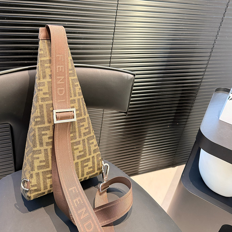 フェンディ FENDI チェストバッグ ボディバッグ メンズ