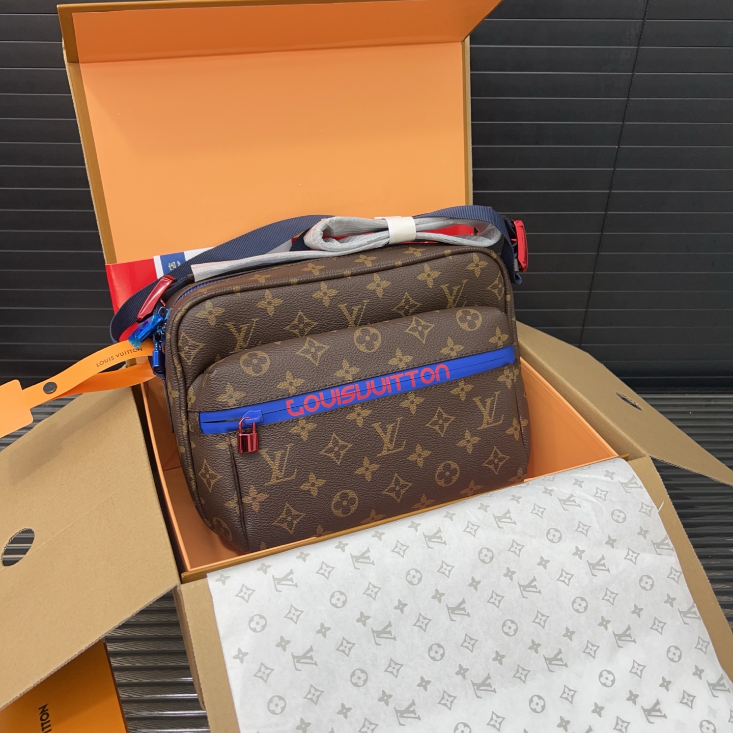 LOUIS VUITTON ルイヴィトン メッセンジャー タイガラマ モノグラムエクリプス メンズ