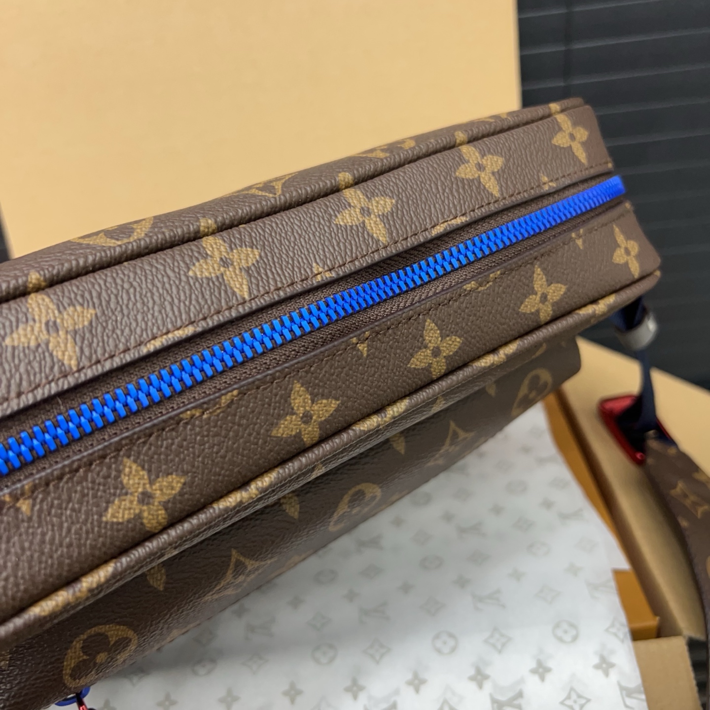 LOUIS VUITTON ルイヴィトン メッセンジャー タイガラマ モノグラムエクリプス メンズ