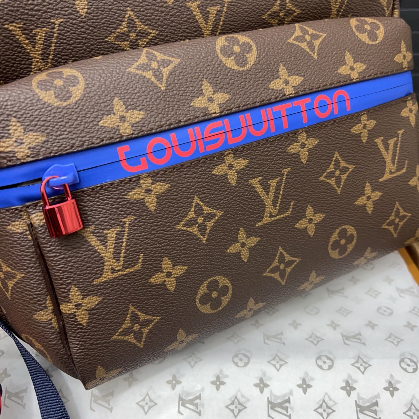 LOUIS VUITTON ルイヴィトン メッセンジャー タイガラマ モノグラムエクリプス メンズ