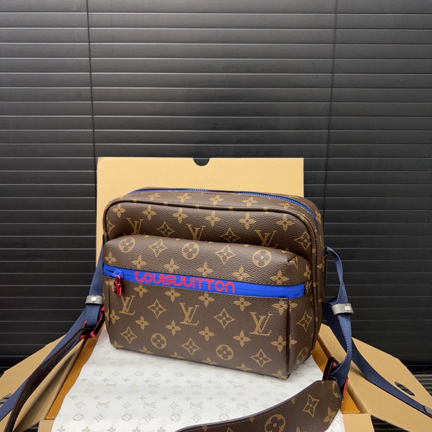 LOUIS VUITTON ルイヴィトン メッセンジャー タイガラマ モノグラムエクリプス メンズ