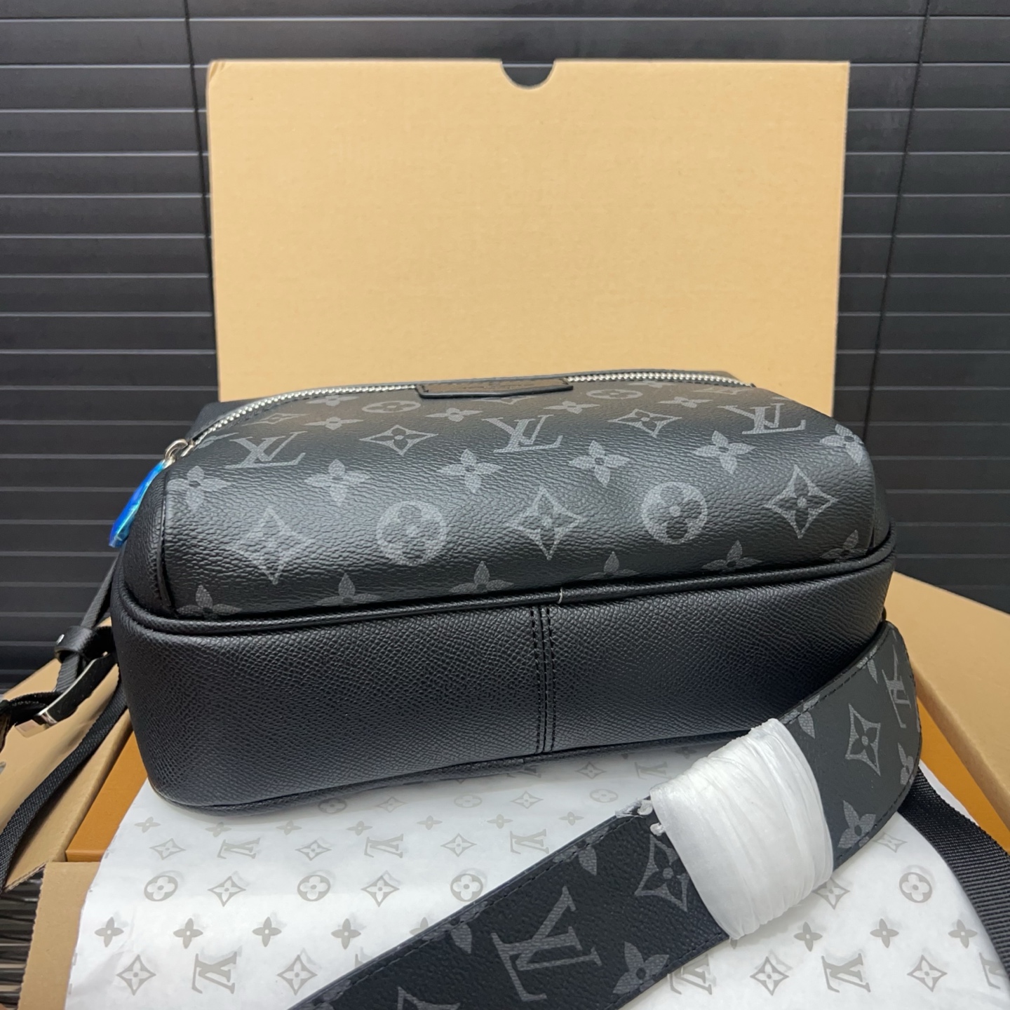 LOUIS VUITTON ルイヴィトン メッセンジャー タイガラマ モノグラムエクリプス メンズ