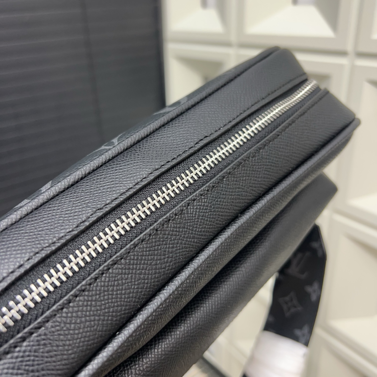 LOUIS VUITTON ルイヴィトン メッセンジャー タイガラマ モノグラムエクリプス メンズ