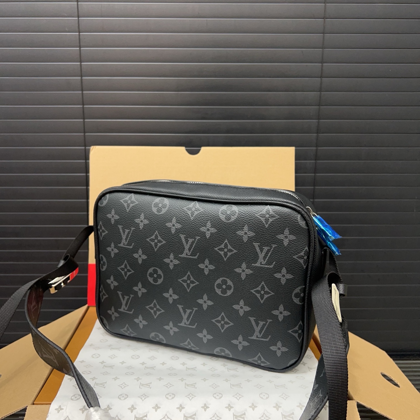 LOUIS VUITTON ルイヴィトン メッセンジャー タイガラマ モノグラムエクリプス メンズ