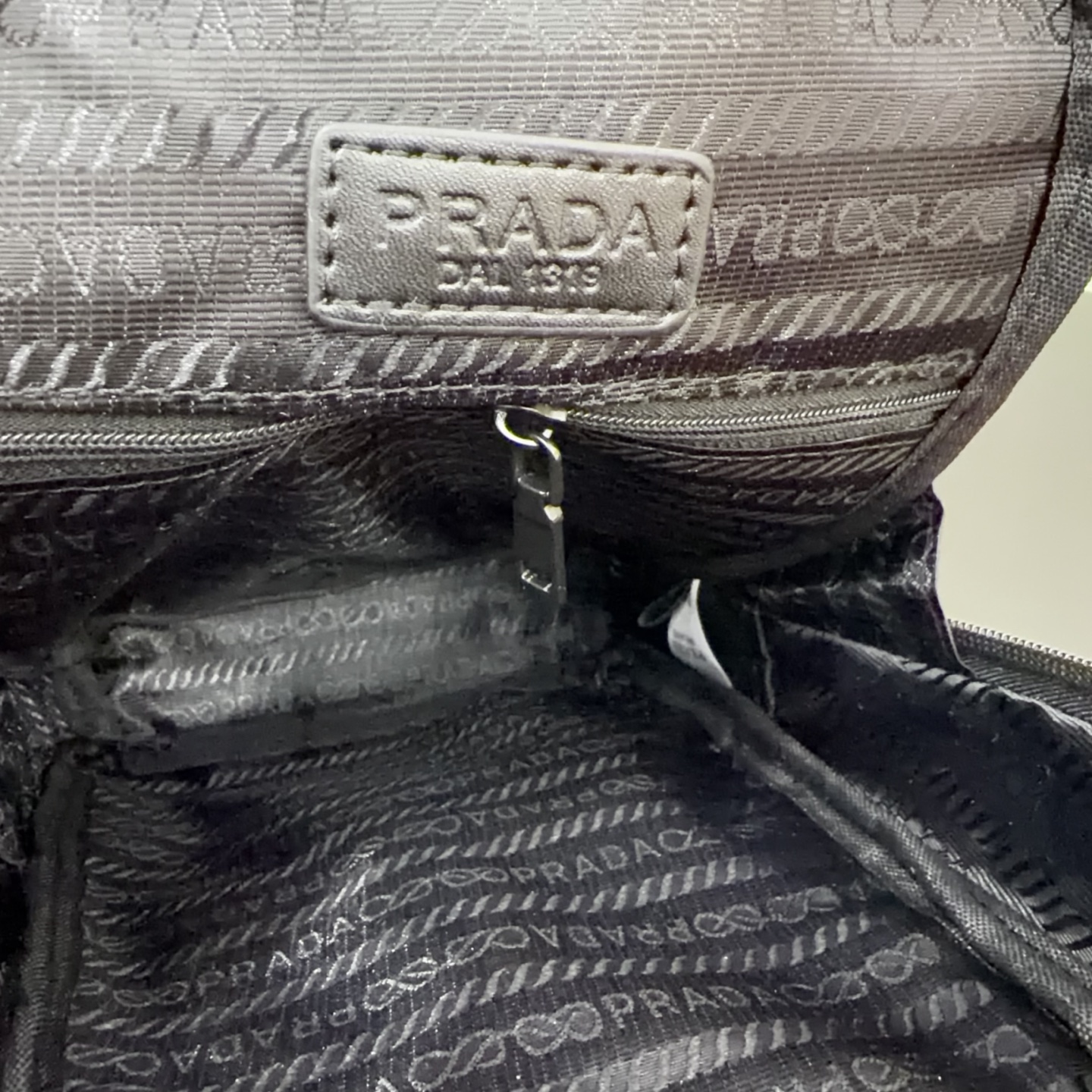 プラダ PRADA ナイロン 三角ロゴ ボディバッグ ブラック メンズ