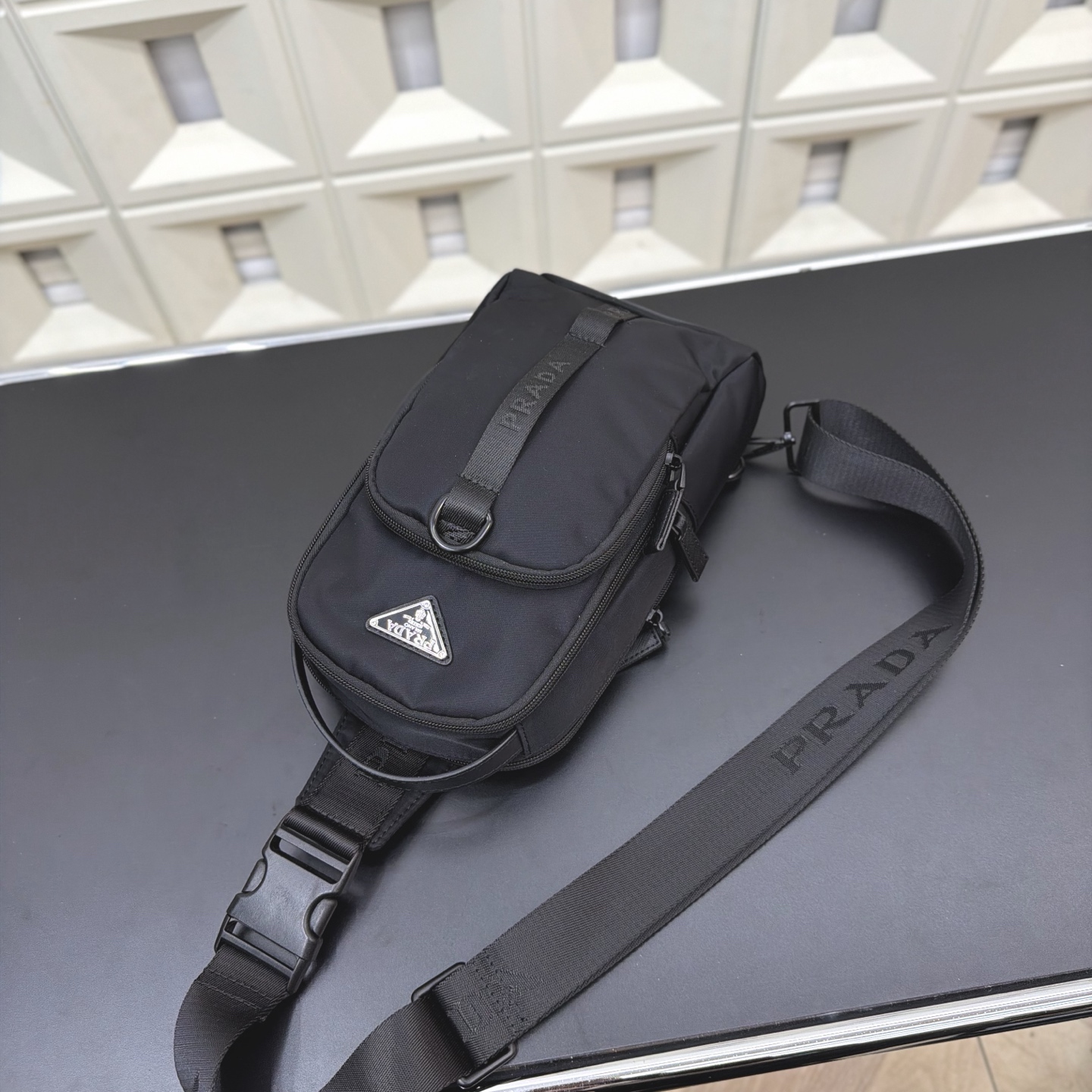 プラダ PRADA ナイロン 三角ロゴ ボディバッグ ブラック メンズ