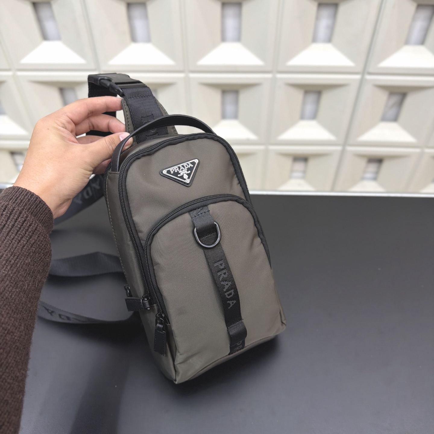 プラダ PRADA ナイロン 三角ロゴ ボディバッグ ブラック メンズ