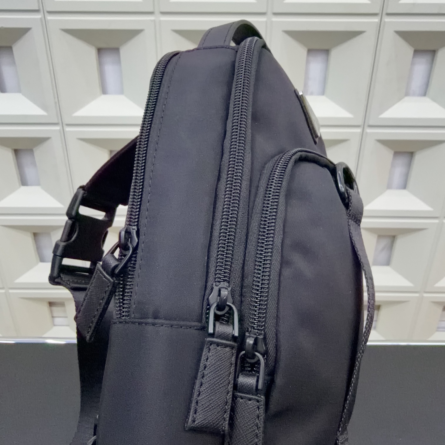 プラダ PRADA ナイロン 三角ロゴ ボディバッグ ブラック メンズ