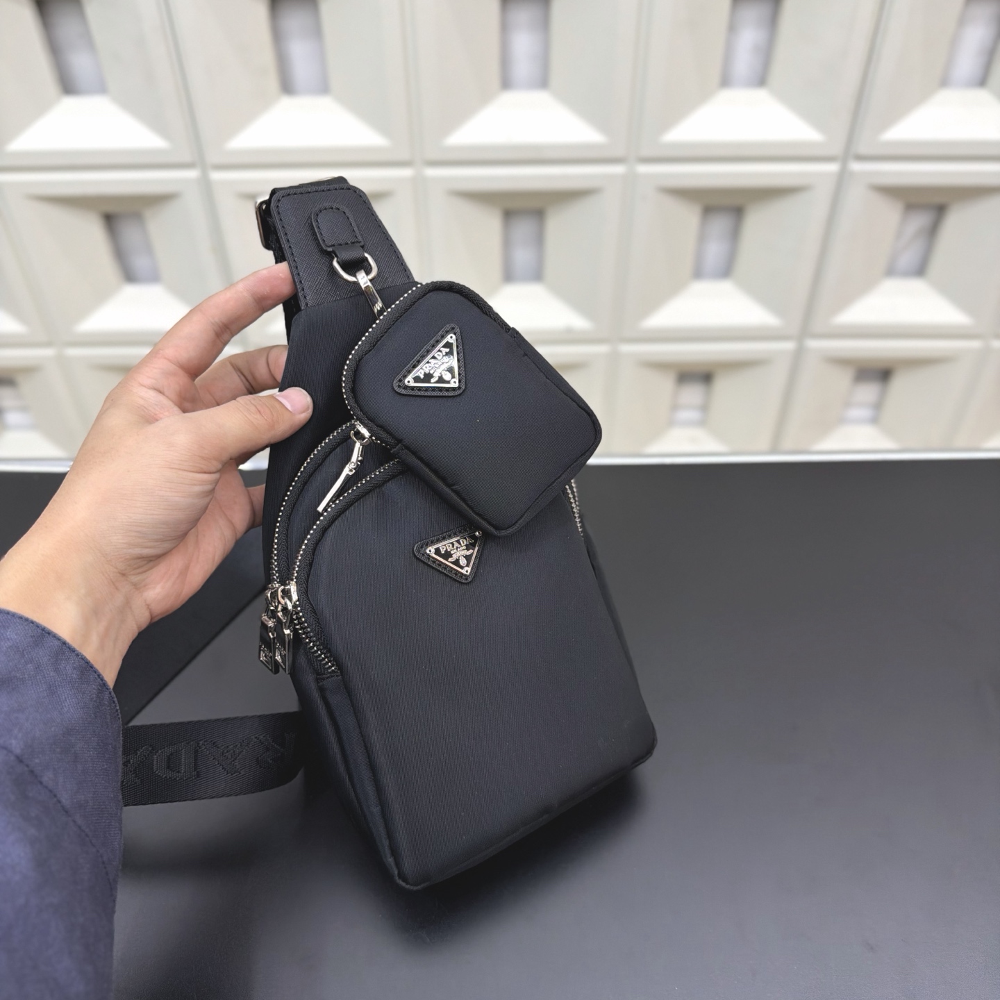 プラダ PRADA ナイロン チェストバッグ ミニポーチ付き ブラック メンズ
