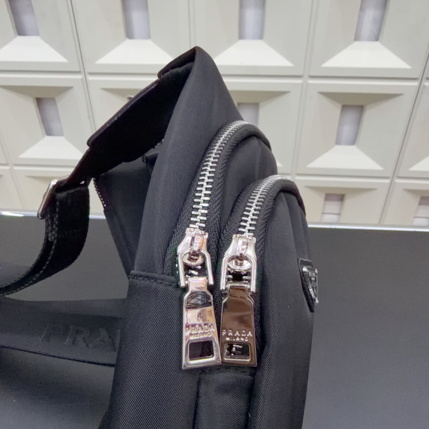 プラダ PRADA ナイロン チェストバッグ ミニポーチ付き ブラック メンズ