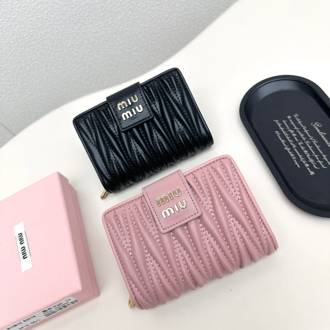 ミュウミュウ MIUMIU マトラッセ 二つ折財布 レディース