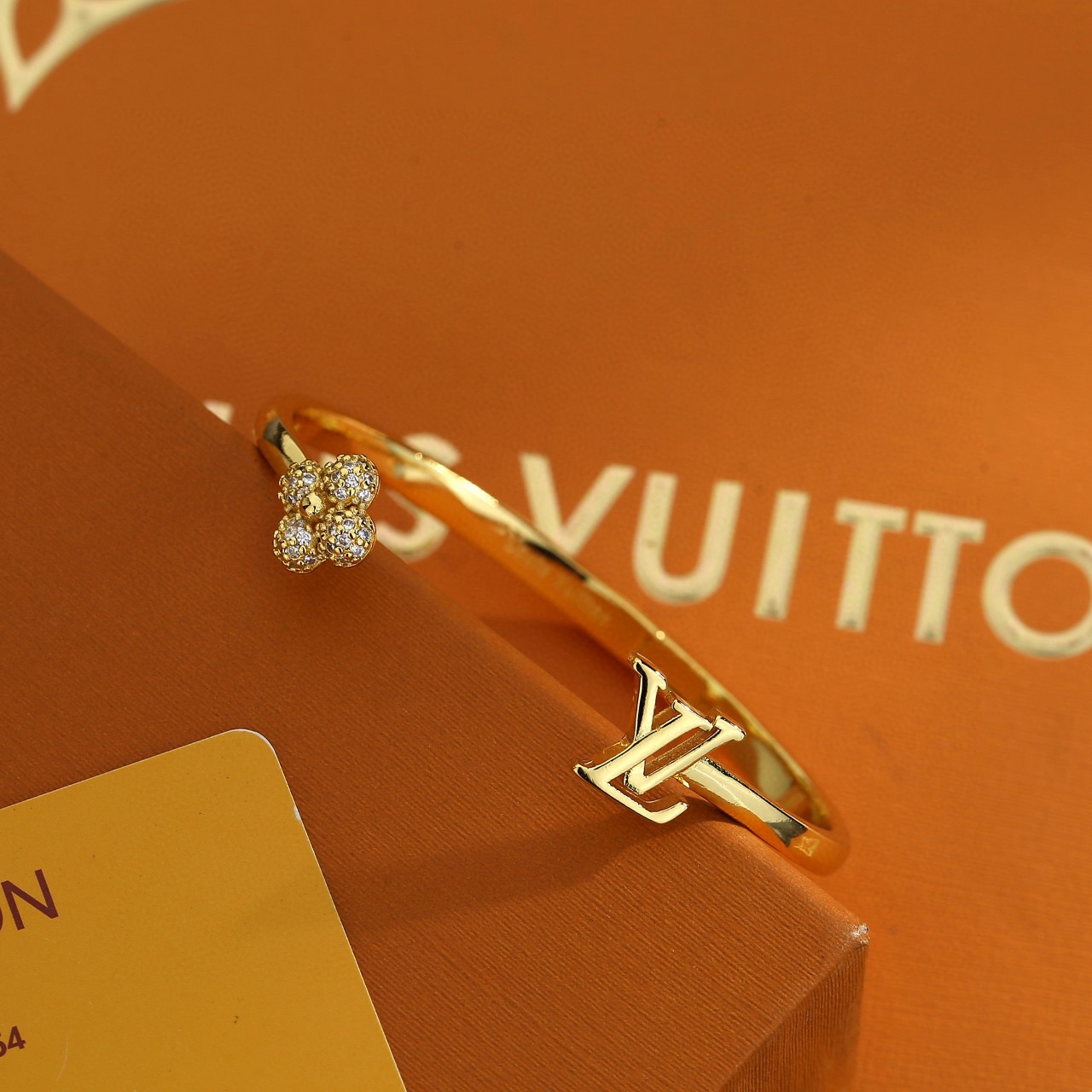 ルイヴィトン バングル LV ロゴチャーム ゴールド レディース