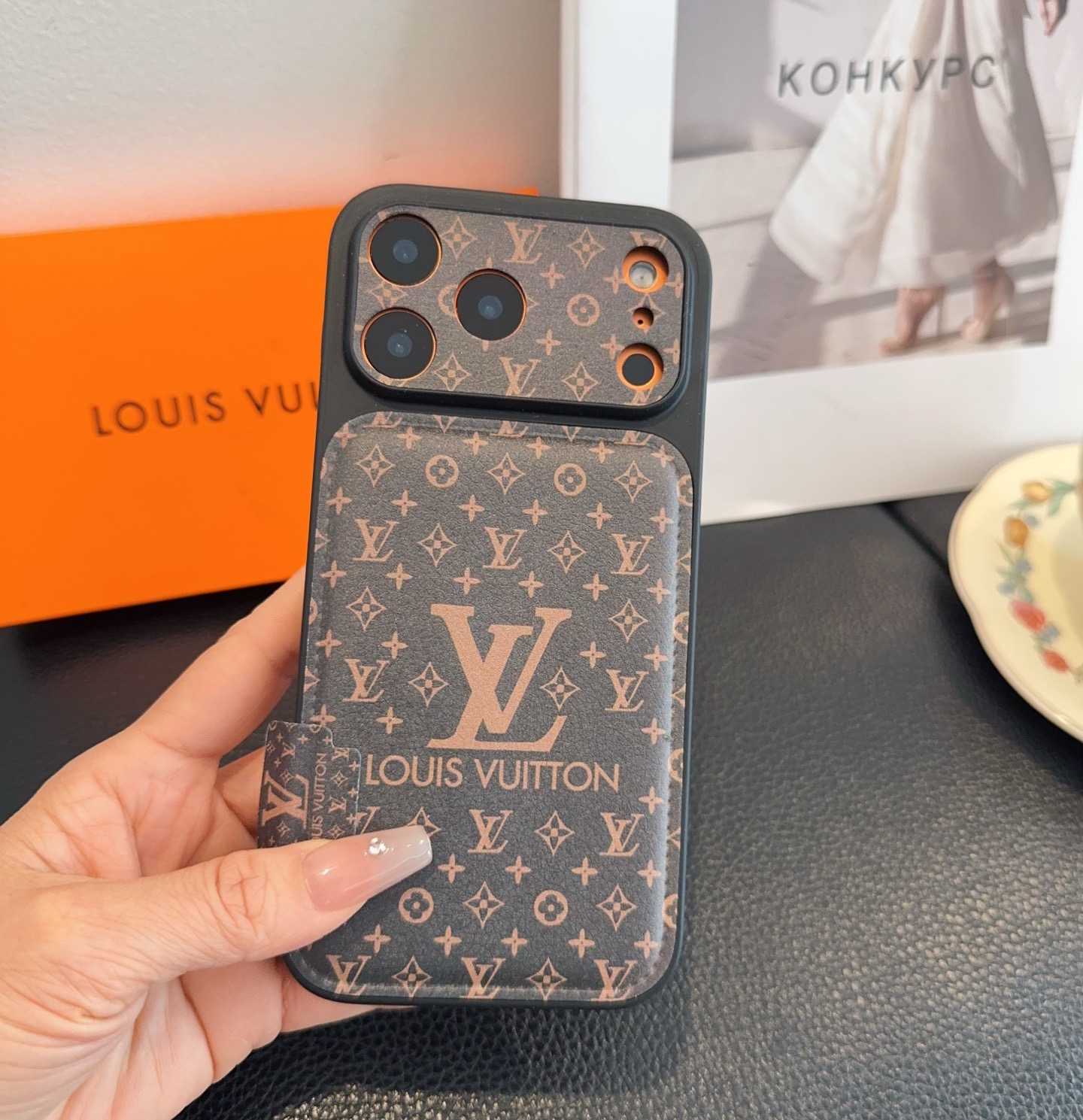 ルイヴィトン LOUIS VUITTON  iPhone携帯ケース スマホケース エンボス加工 グリッター レディース