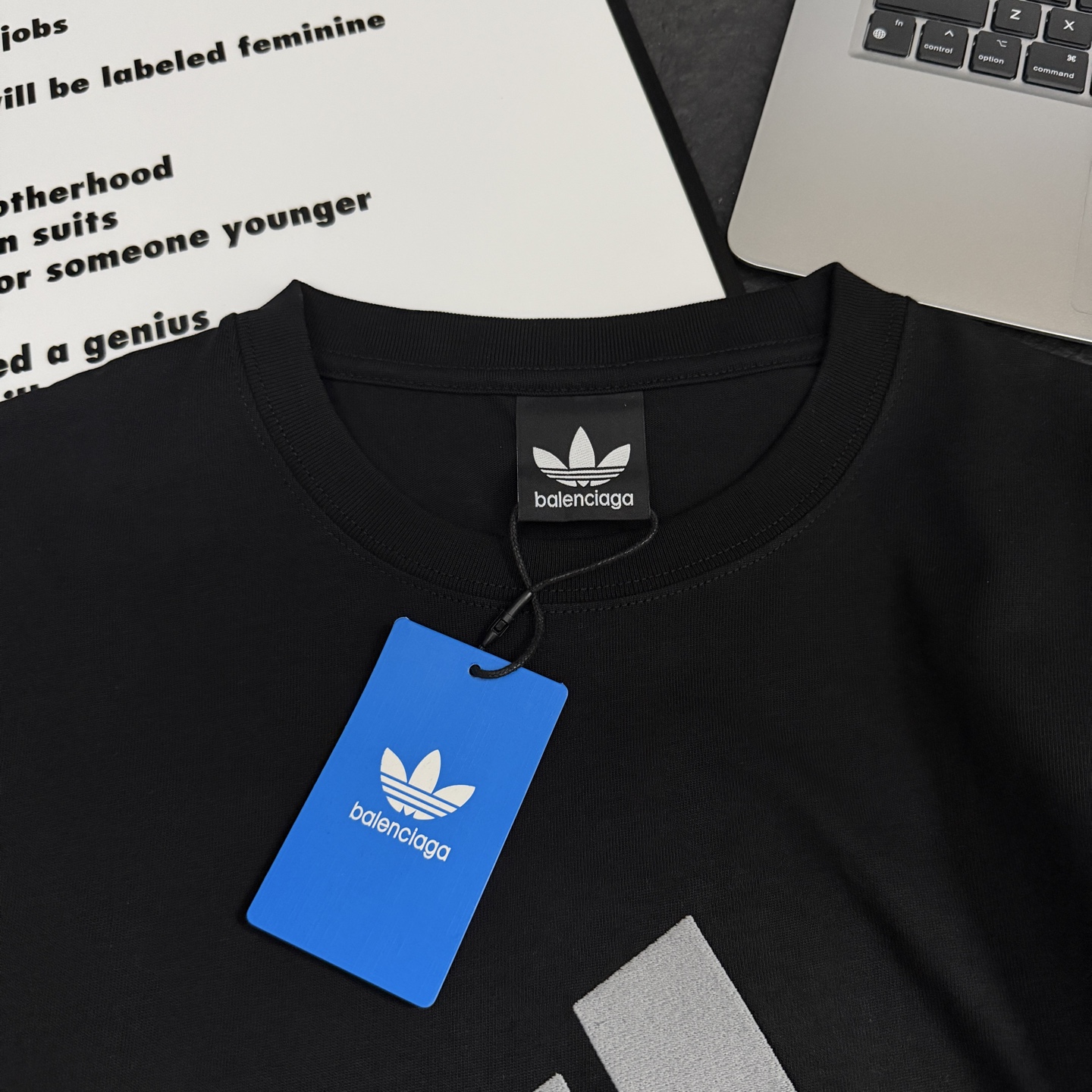 バレンシアガ BALENCIAGA × adidas® 2026新作 コラボ フェイクレイヤード クルーネックスウェット メンズ