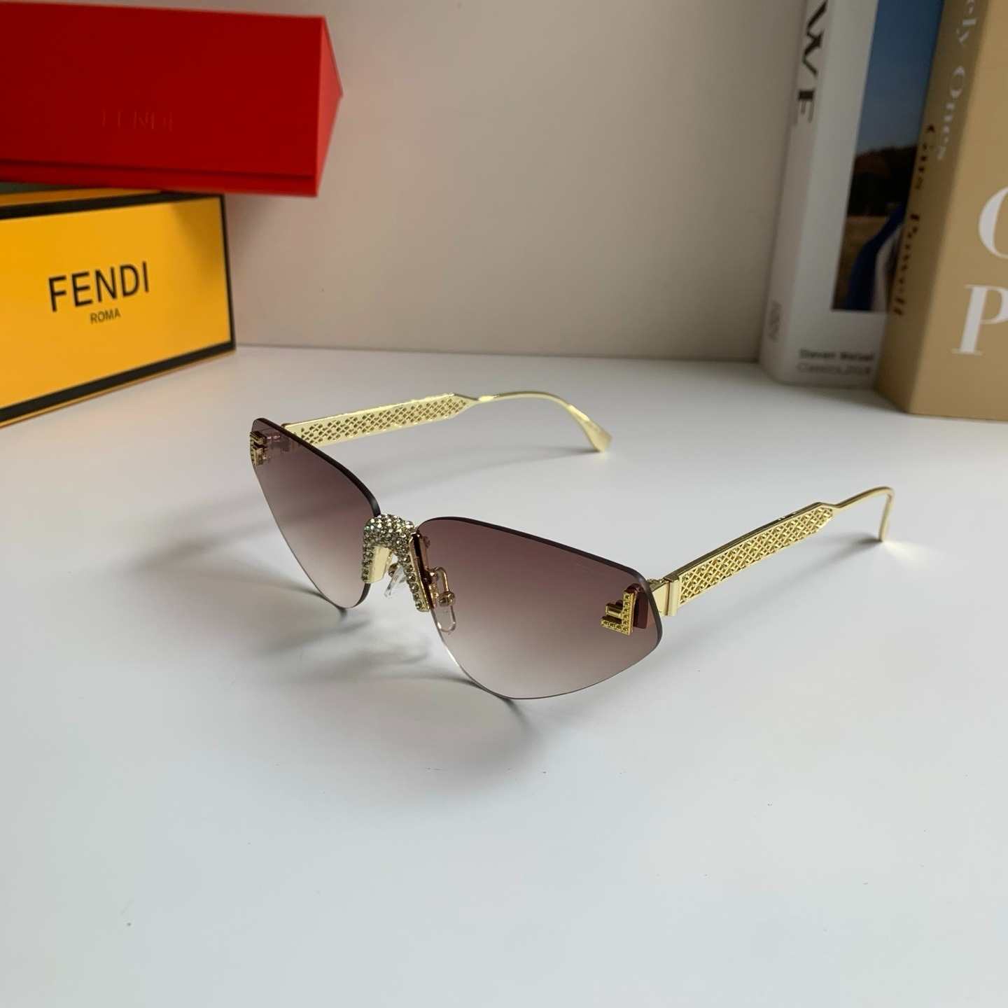 フェンディ FENDI リムレス キャットアイサングラス レディース