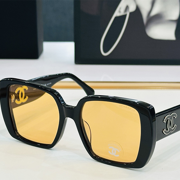 シャネル（CHANEL）クラシックなスクエアデザイン サングラス レディース