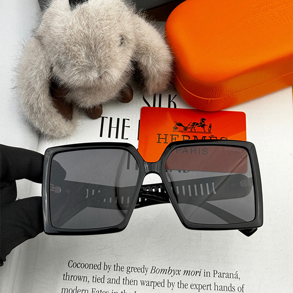 エルメス（HERMES）クラシックなスクエアデザイン サングラス レディース ＆ メンズ