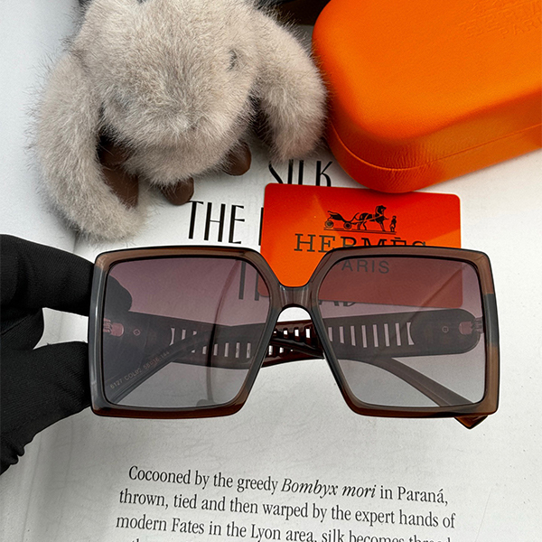 エルメス（HERMES）クラシックなスクエアデザイン サングラス レディース ＆ メンズ