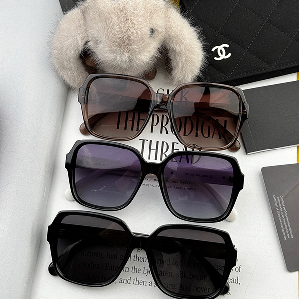 シャネル（CHANEL）クラシックなスクエアデザイン サングラス レディース&メンズ