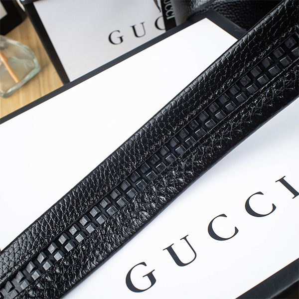 Gucci グッチ 牛革 ベルト 35MM 穴なし オートロック式 サイズ調整可能 メンズ