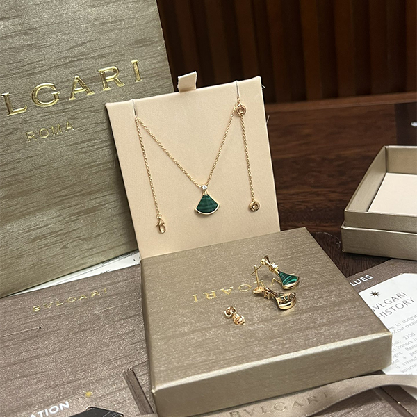 【新品】BVLGARI　ネクタイ　ピンク地にカエル＆ハート柄　王冠 三越伊勢丹 | BVLGARI通販 | フィオレヴァー リング | ISETAN
