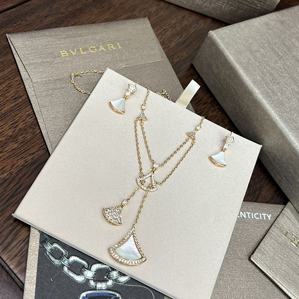 セールBVLGARI ブルガリ カードケース ウィークエンド 美品 aq8689 国内即発☆BVLGARI☆ブルガリブルガリカードケース名刺入れ30420