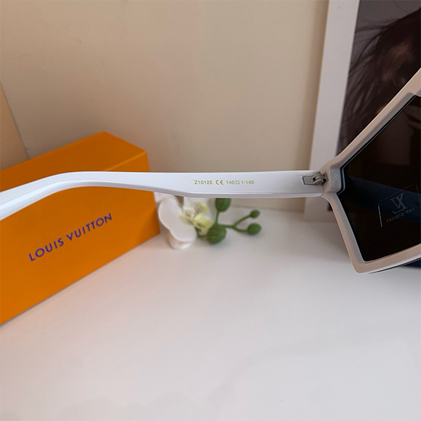 ルイ・ヴィトン（LOUIS VUITTON）クラシックなスクエアデザイン サングラス レディース ＆ メンズ