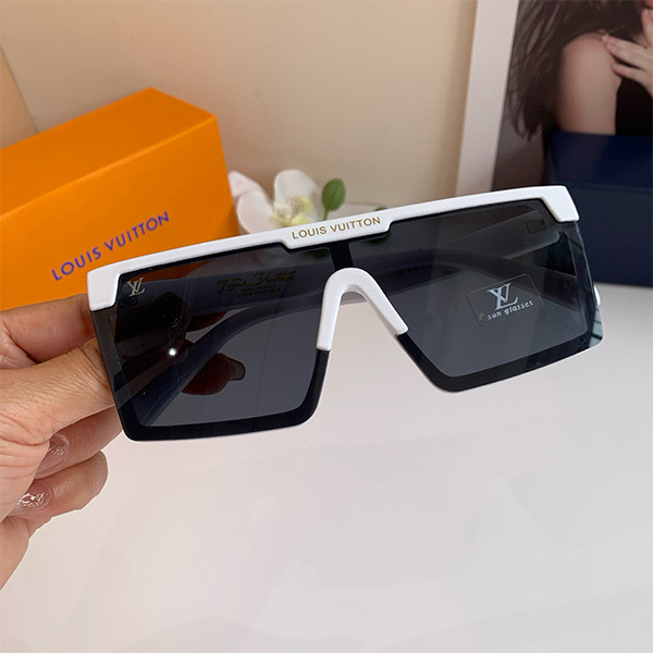 ルイ・ヴィトン（LOUIS VUITTON）クラシックなスクエアデザイン サングラス レディース ＆ メンズ