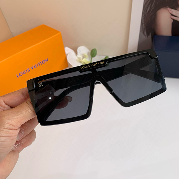 ルイ・ヴィトン（LOUIS VUITTON）クラシックなスクエアデザイン サングラス レディース ＆ メンズ