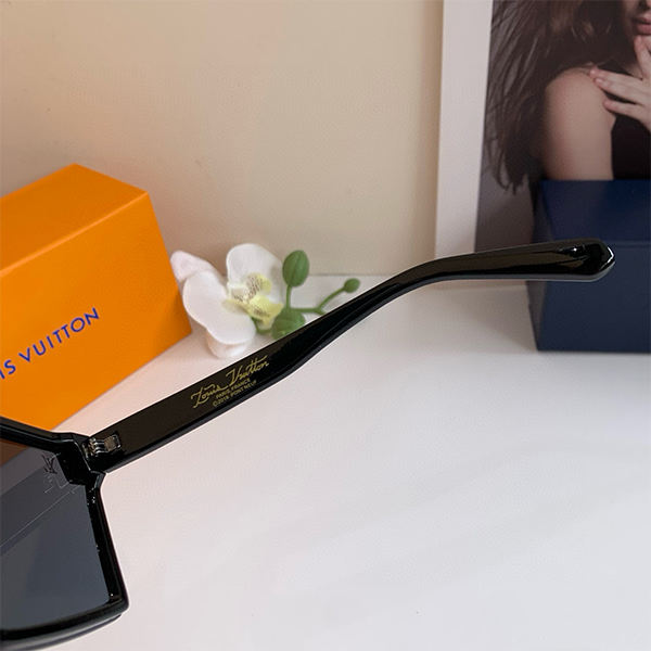ルイ・ヴィトン（LOUIS VUITTON）クラシックなスクエアデザイン サングラス レディース ＆ メンズ
