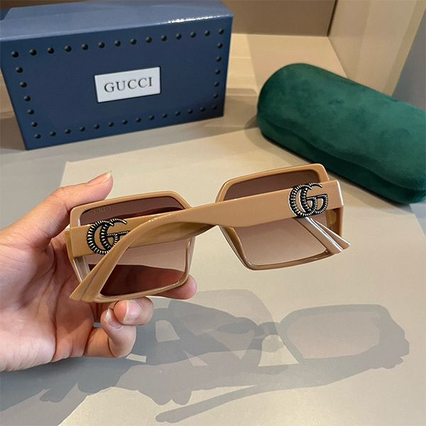 GUCCI レディース　サングラス　ユーズド グッチ GUCCI クラシックなスクエアデザイン サングラス レディース