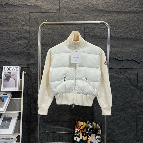 モンクレール（Moncler）スタンドカラー 純ウール ニット切り替え