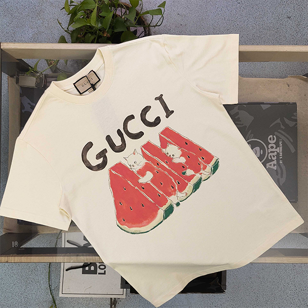 グッチ GUCCI 猫がスイカを食べる柄 Tシャツ 半袖 レディース メンズ