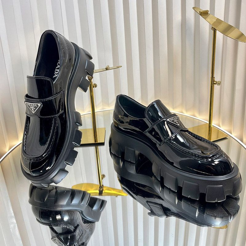 プラダ PRADA モノリス パテントレザー ローファー シューズ レディース