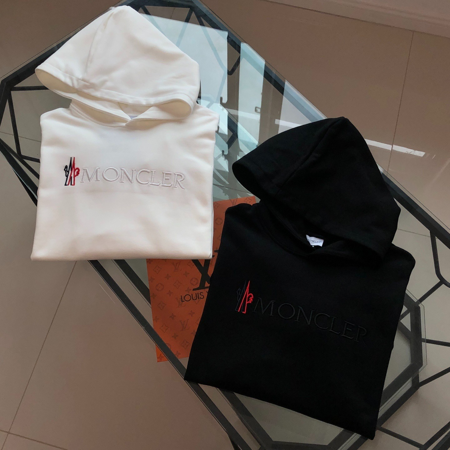 モンクレール MONCLER 刺繍ロゴ コットン パーカー 2色 メンズ
