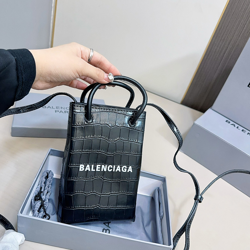 新品 BALENCIAGA 718495 1IZI3 9061 スマホポーチ 新品 バレンシアガ 718495 1IZI3 9061 スマホポーチ