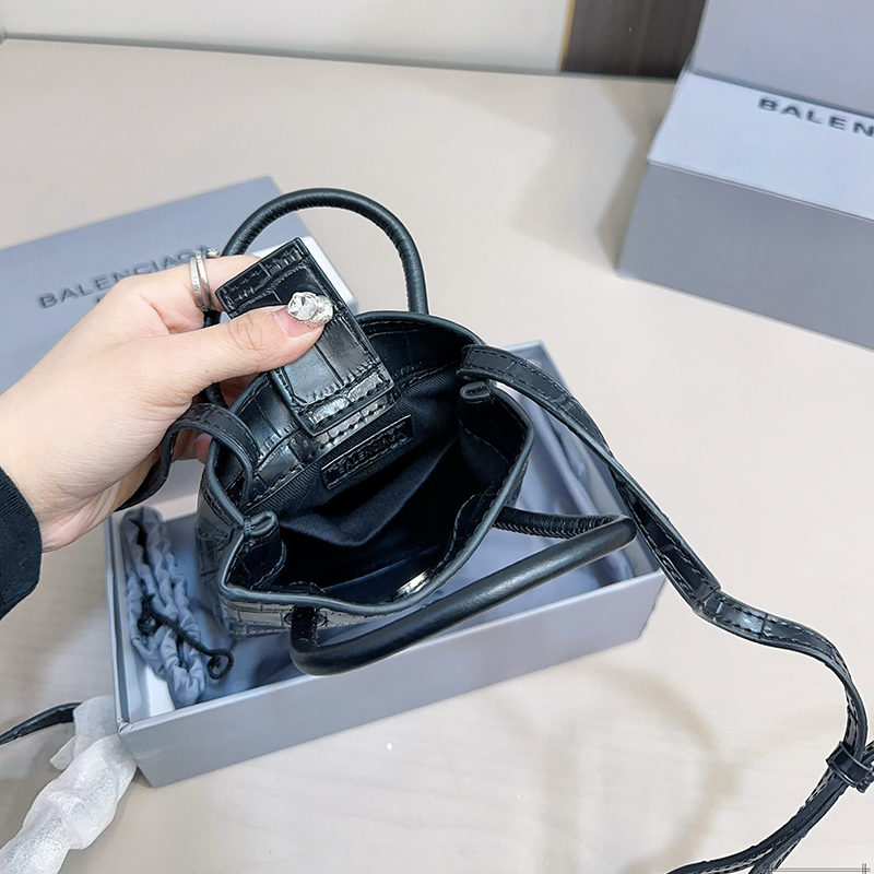 Balenciaga(バレンシアガ)  携帯 ポーチ スマホポーチ ミニバッグ レディース