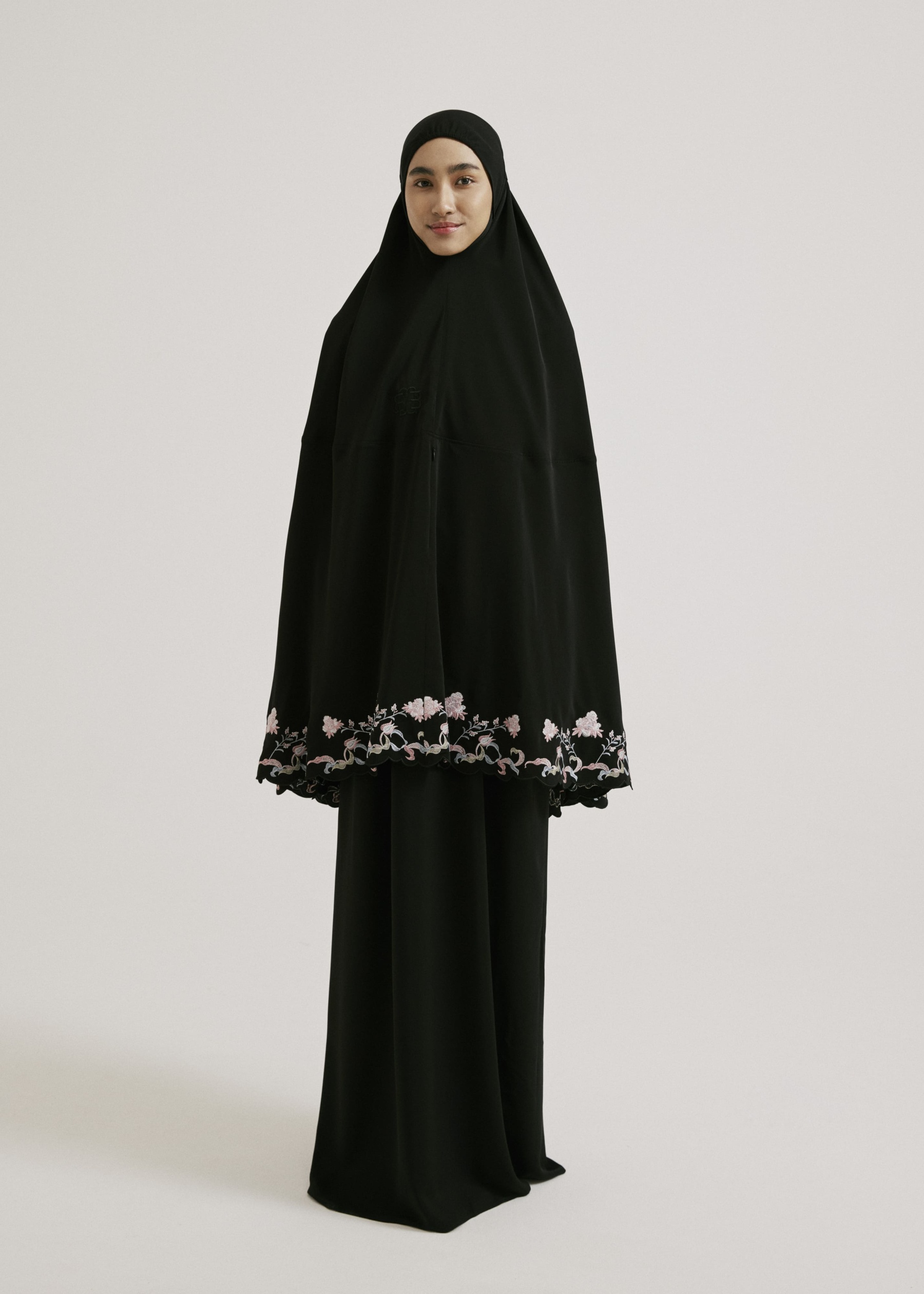 Sameeya Black Embroidered Telekung