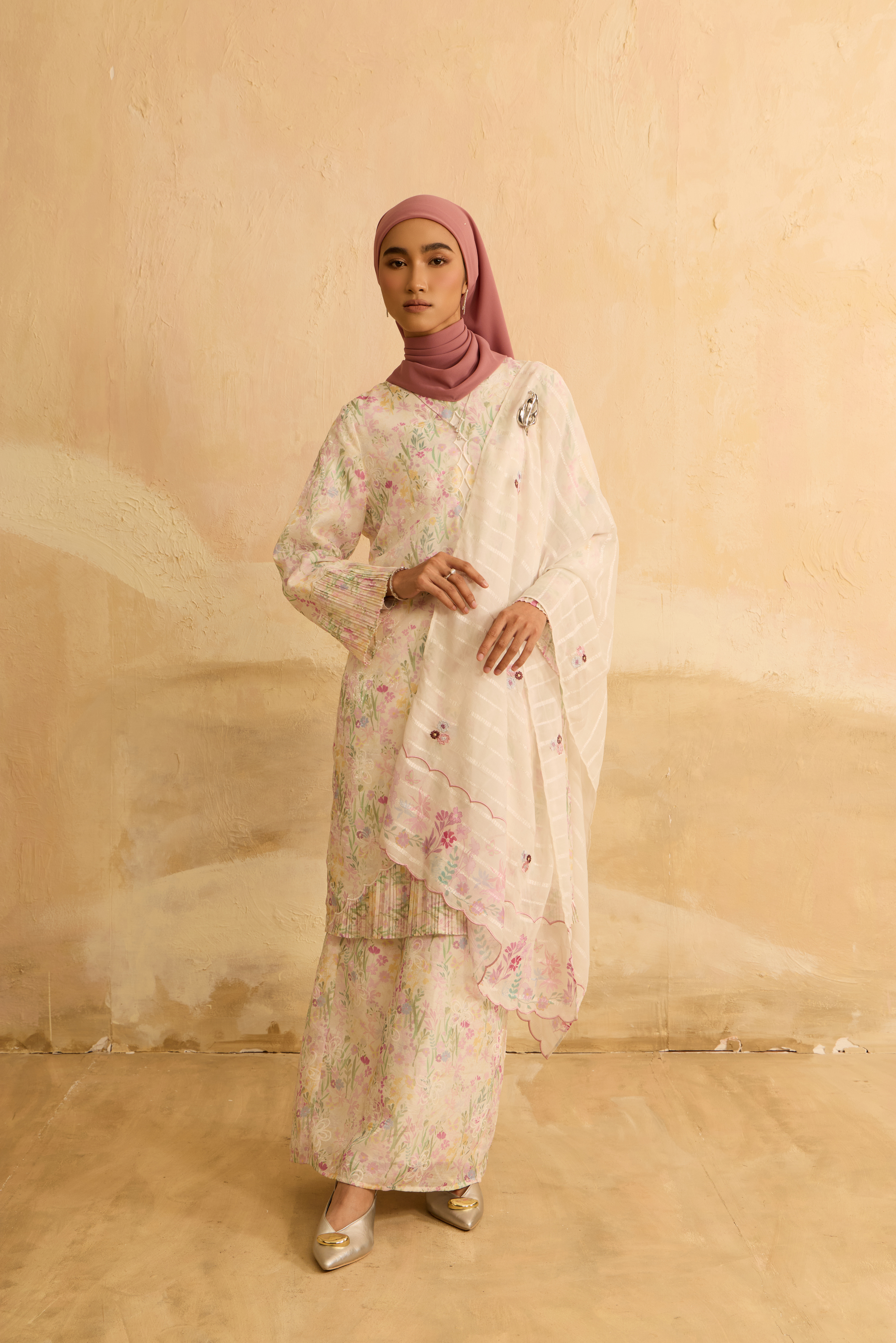 Kuntum White Modern Kurung Set