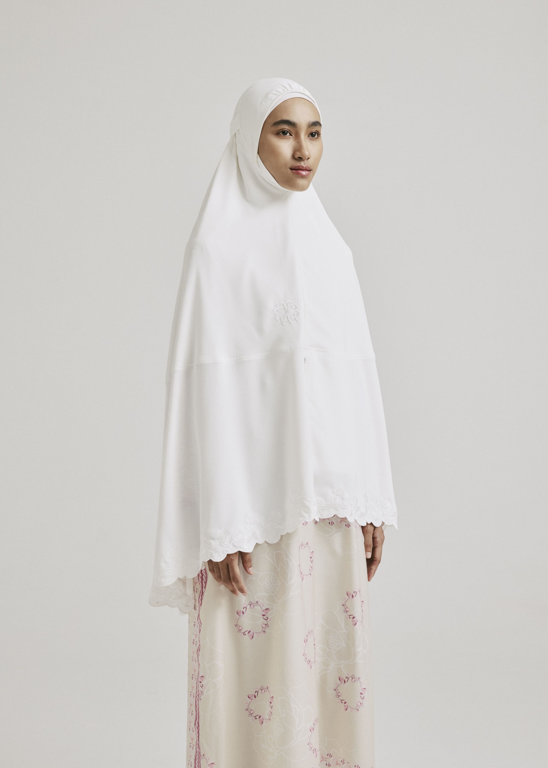 Safa White Mini Embroidered Telekung