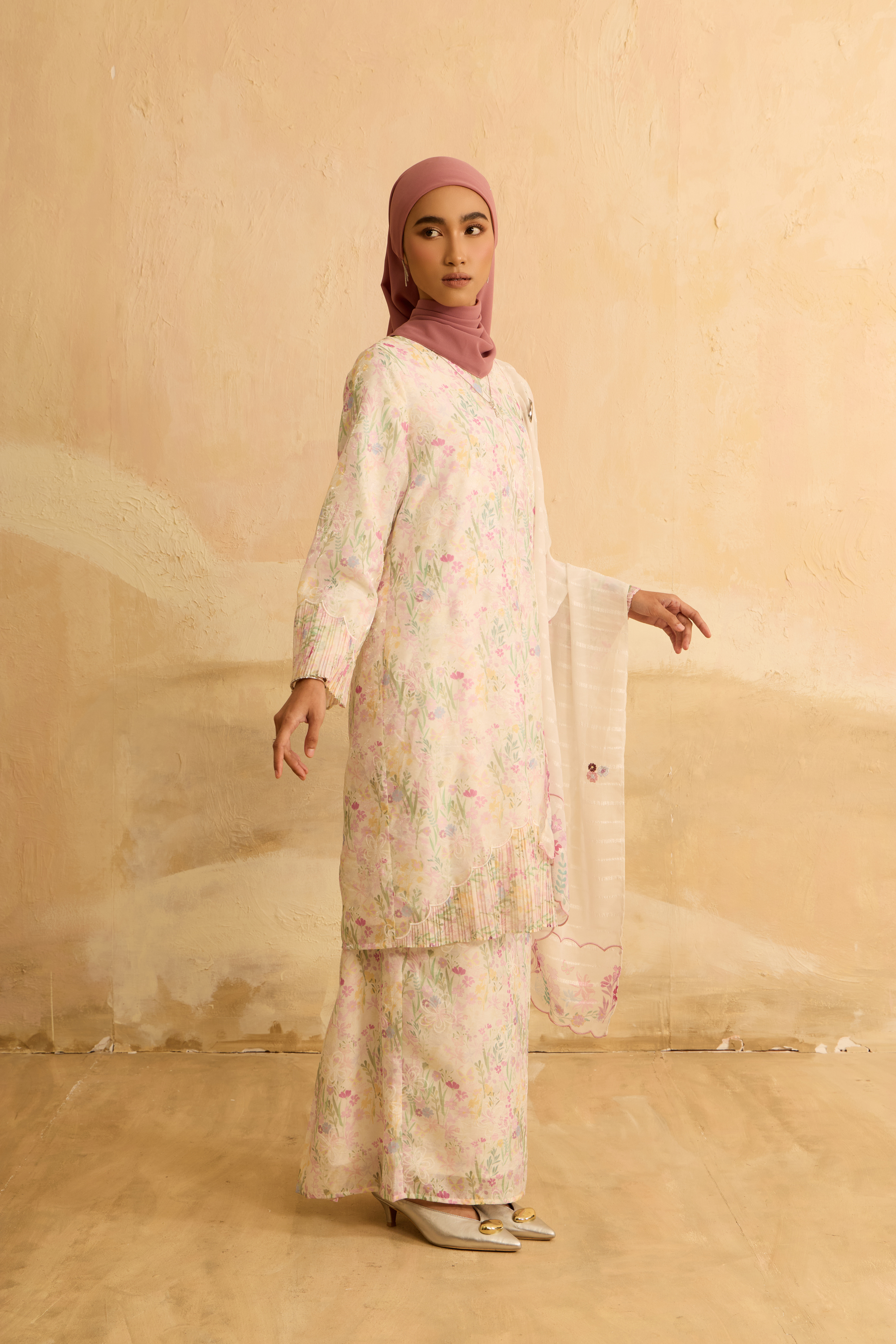 Kuntum White Modern Kurung Set