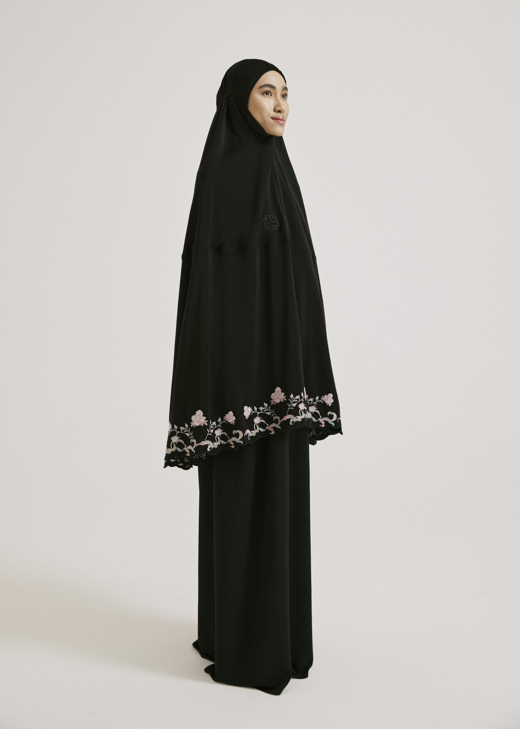 Sameeya Black Embroidered Telekung