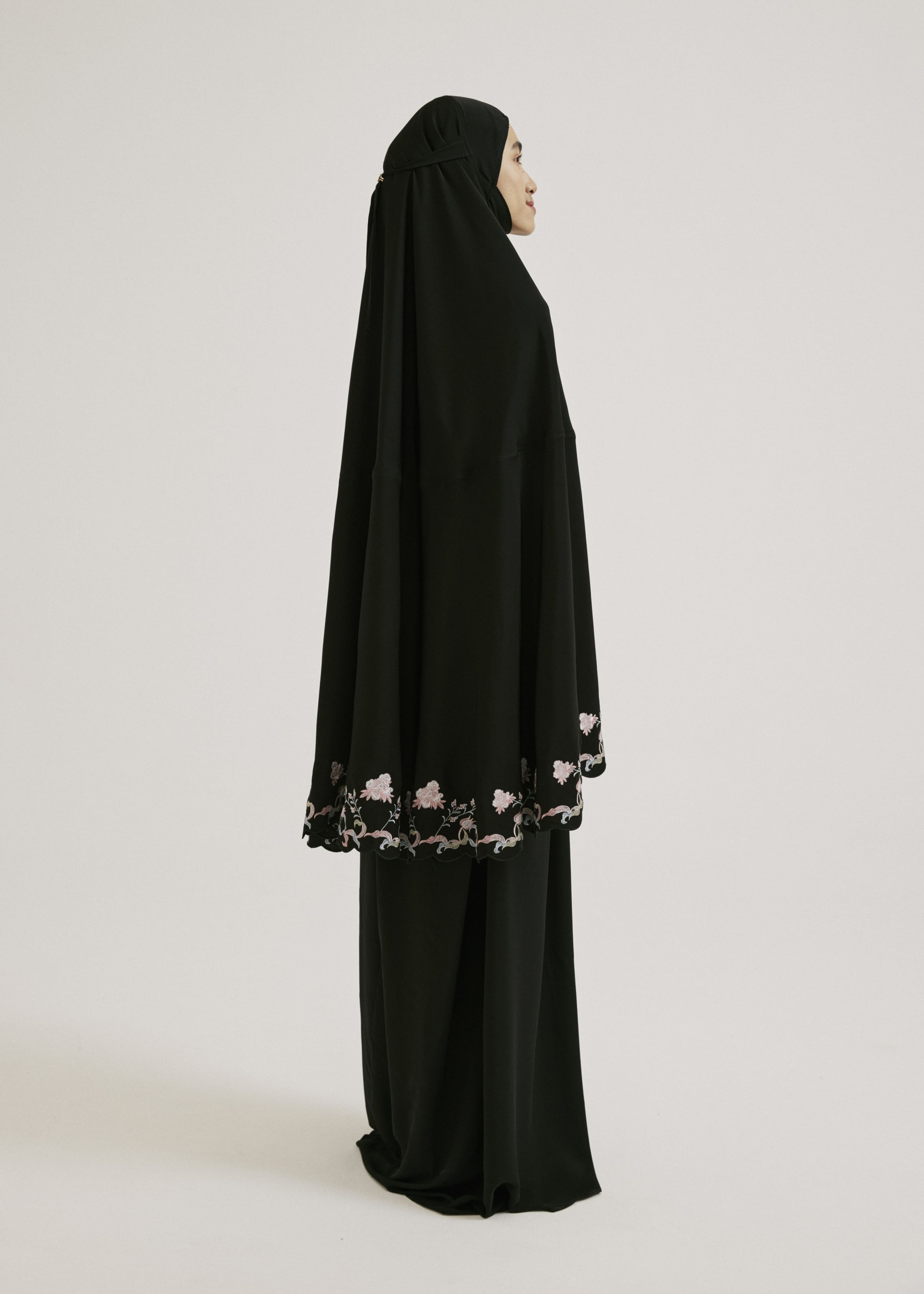 Sameeya Black Embroidered Telekung