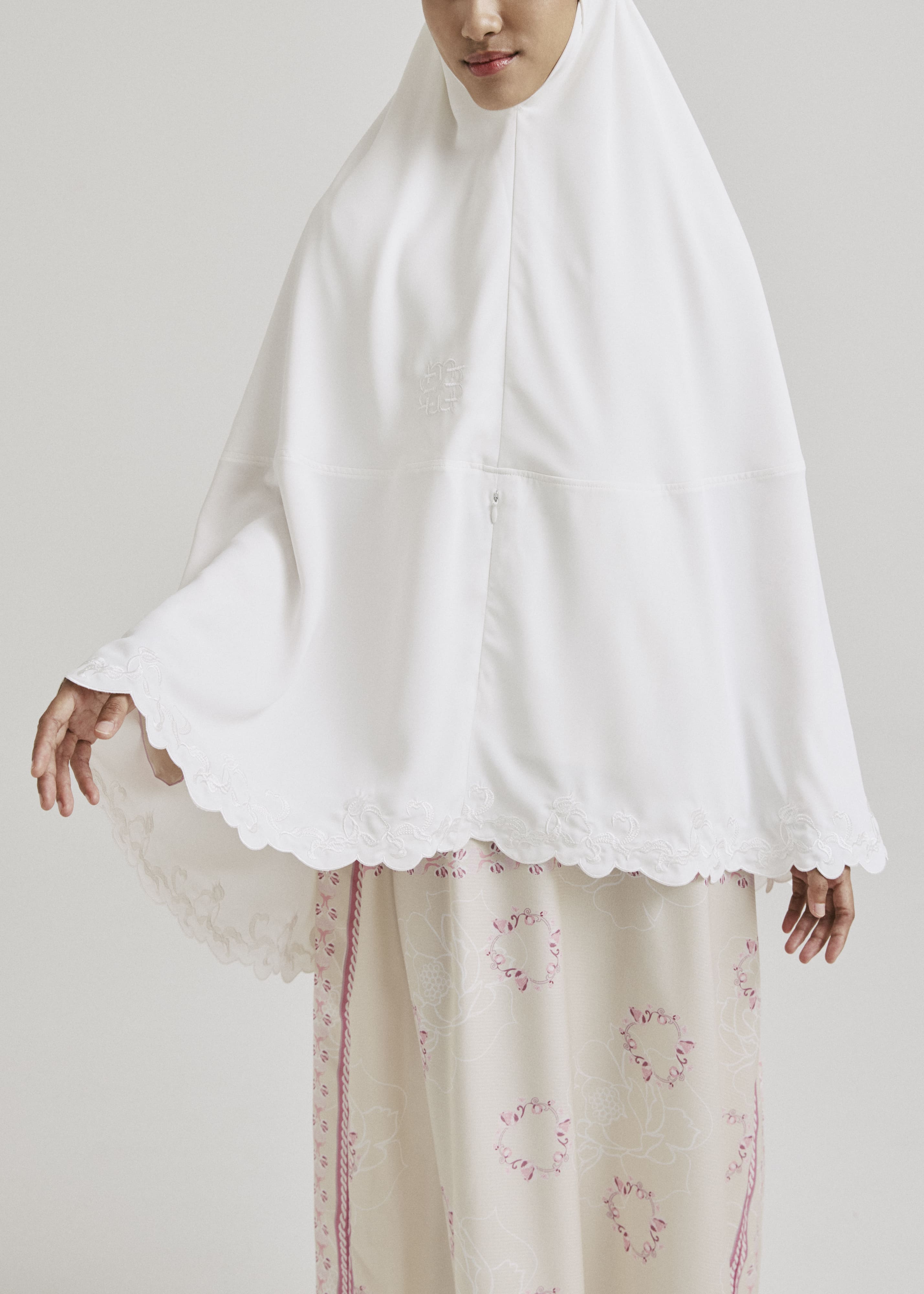 Safa White Mini Embroidered Telekung