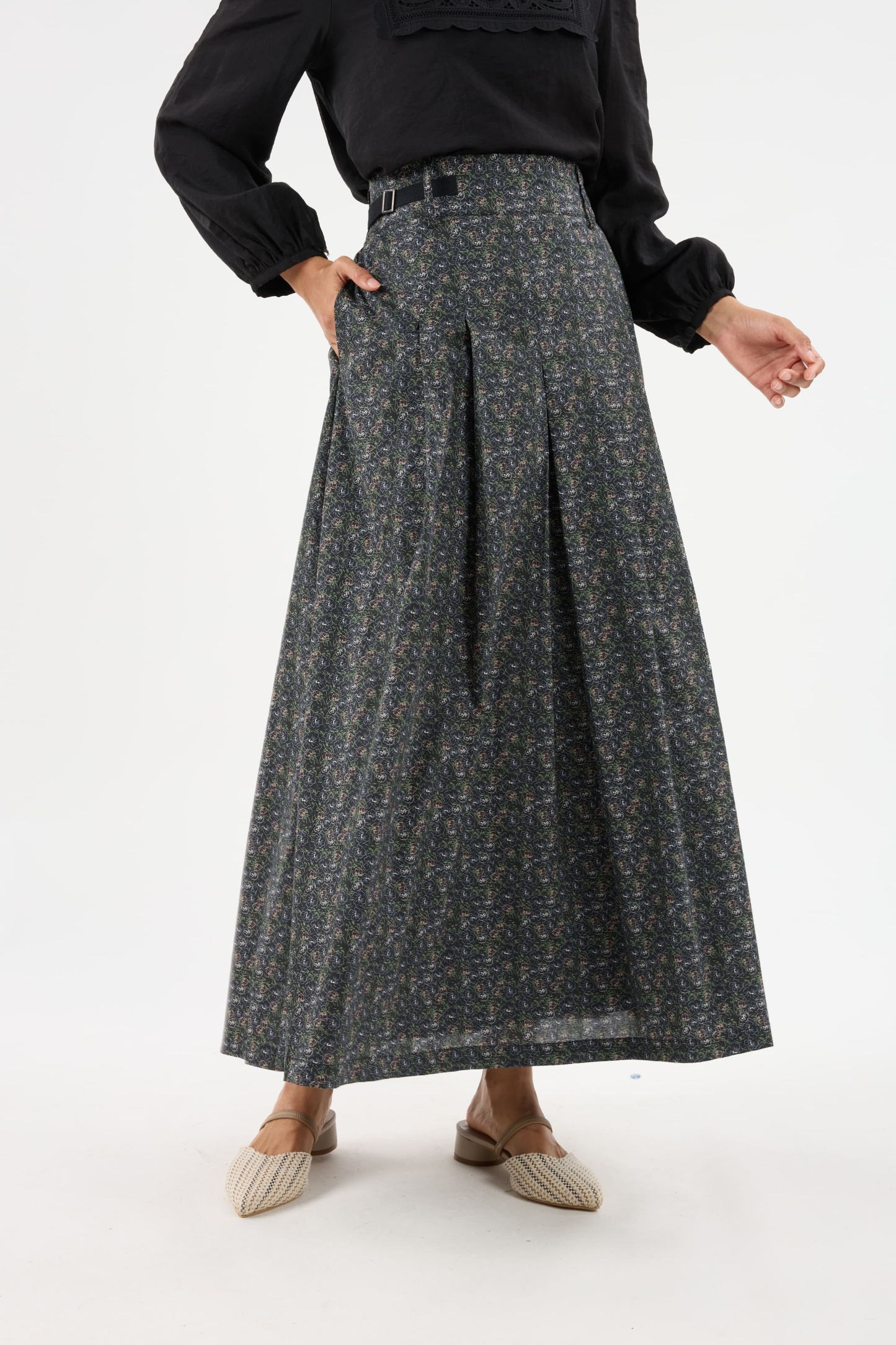 Mekar Black Pleated Skirt